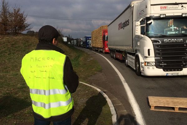 Les manifestants sont toujours présents sur le rond point de la Croisière mais ils ne filtrent plus les véhicules.