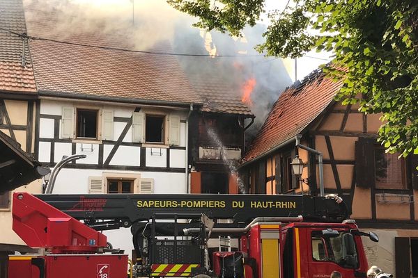 L'incendie a dévasté une maison du centre historique de Rouffach (Haut-Rhin).