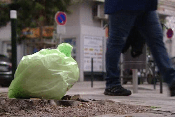 (Capture d'écran) Poubelle jetée dans une rue de Bastia.