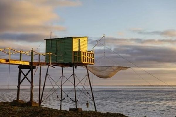 Un carrelet au soleil couchant