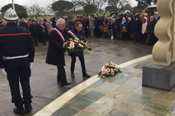 Les maires de la Faute-sur-Mer et de l'Aiguillon-sur-Mer ont déposé ensemble une gerbe de fleurs lors de la cérémonie d'hommage aux victimes 10 ans après la tempête Xynthia