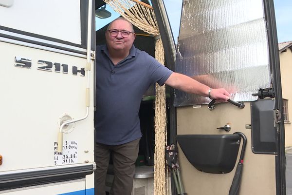 INSOLITE. Daniel, retraité, vit depuis plus de 10 ans, dans un ... bus