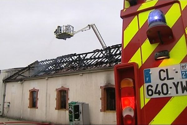 Le feu a ravagé les bâtiments et des véhicules de la société ont aussi brûlé