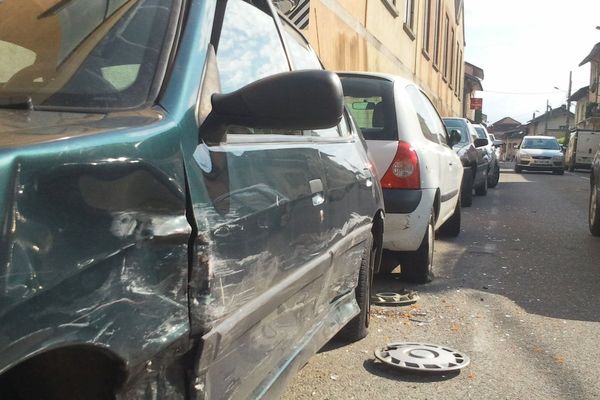 La course poursuite entre les deux bandes s'est terminée en accident. Plusieurs voitures garées sur le bord de la route ont été accidentées.