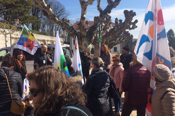 Rassemblement des enseignants à Gex. 