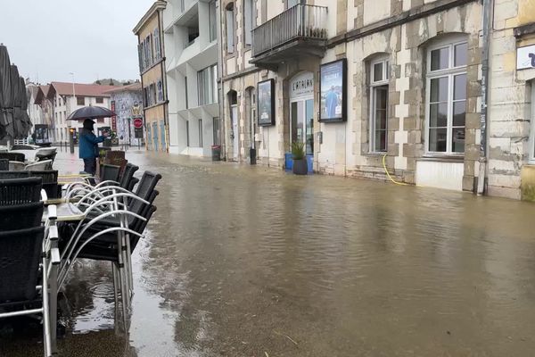 A Bayonne, la marée haute ce jeudi soir a fait déborder la Nive.