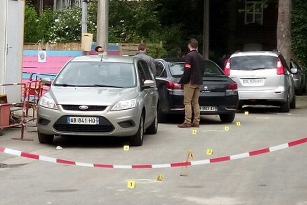 Les enquêteurs de la police judiciaire sont toujours sur place, ce mercredi matin à Lille-Fives.