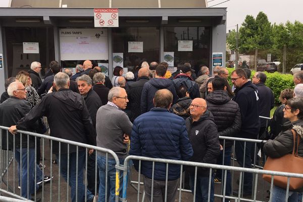 Beaucoup de monde ce mardi 21 mai aux guichets du CA Brive pour tenter de décrocher une place pour la finale contre Bayonne dimanche 26 mai à Pau.