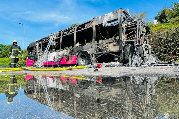 Le bus a entièrement pris feu en quelques minutes.