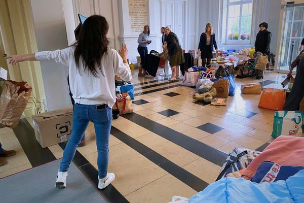 À l'hôtel de Ville d'Évreux (Eure), les volontaires réunissent les dons pour le départ du premier convoi vers la région de Valence en Espagne, dévastée par les inondations meurtrières.