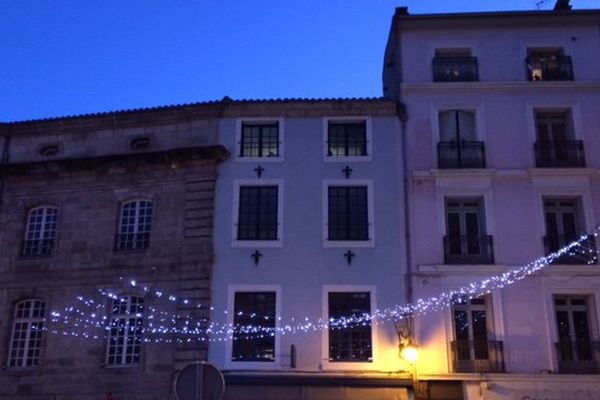 Le corps du jeune homme, victime d'une chute mortelle, a été retrouvé dans la rue Courrerie en plein centre-ville du Puy-en-Velay en Haute-Loire.