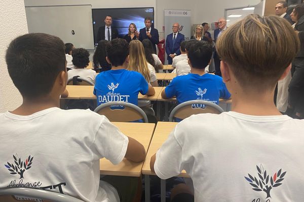 Ce jeudi 12 septembre, les élèves du collège Alphonse Daudet, à Nice, ont reçu leurs uniformes.