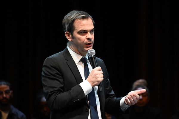 Olivier Véran, porte-parole du Gouvernement, face aux questions des téléspectateurs lors de l'émission spéciale "Dimanche en politique" du dimanche 26 février.