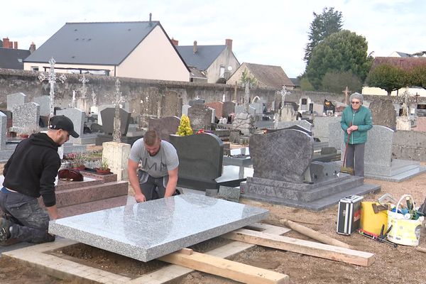 Julien Lidou pratique le reconditionnement de sépultures en Touraine.