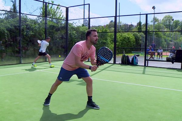 Le padel continue à conquérir du terrain en France, illustration en Périgord