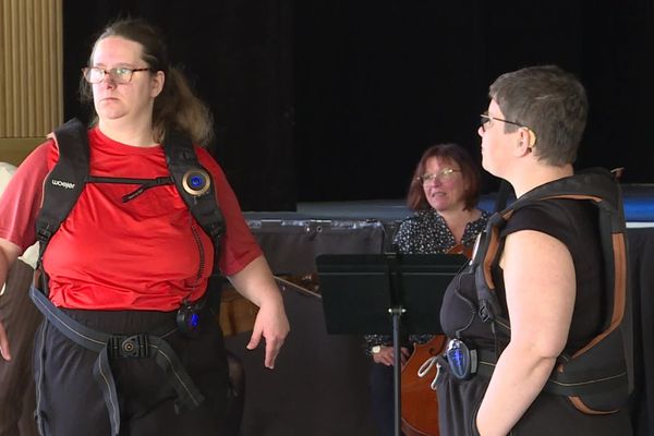 Grâce à ces gilets vibrants, ces deux danseuses en situation de handicap ressentent la musique.