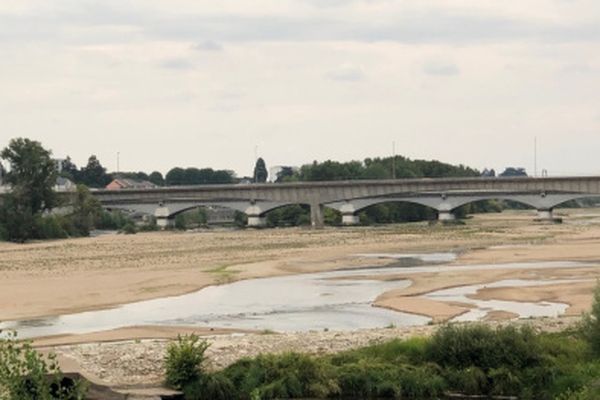 Le débit de la Loire a atteint un niveau très bas lors de l'été 2022.