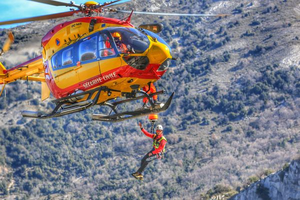 L'hélicoptère de la Sécurité Civile Dragon 06 a permis de transporter les victimes vers l'hôpital.(Archives)