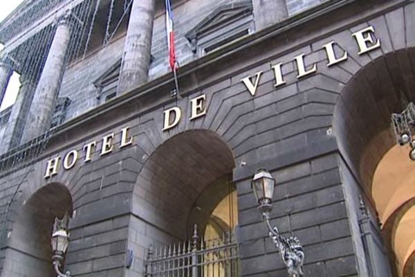 Les services de l'état civil de la mairie de Clermont-Ferrand sont à l'origine de l'erreur. Mais comment effacer un mariage qui n'existe pas ? 