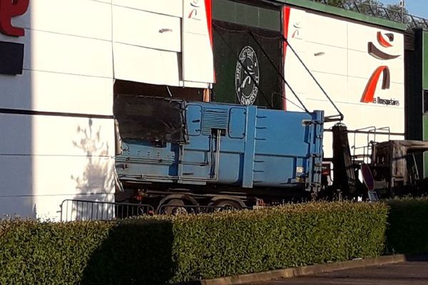 Le camion a été incendié.