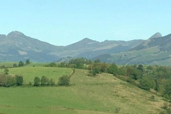 Sur cette ligne de crêtes, on peut reconnaître le Puy Griou, la Brèche de Roland, le Puy Mary et bientôt peut-être des éoliennes. Un véritable saccage paysager pour l'association "Vent des Crêtes" qui se bat contre ce projet.