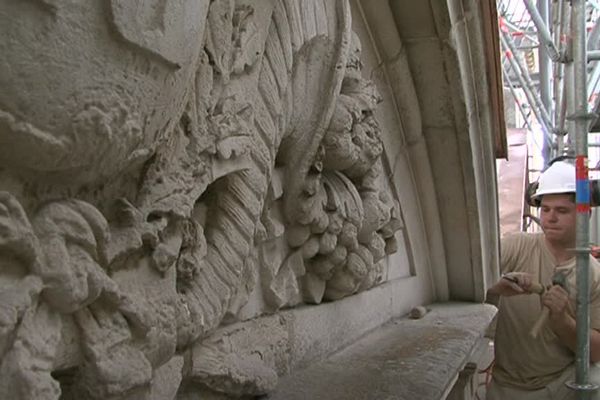 Les tailleurs de pierre à l'oeuvre sur le chantier de restauration de l'hôtel de ville de La Rochelle.