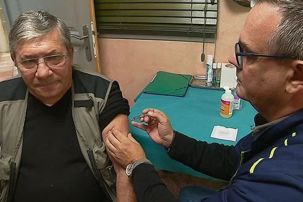 Une petite piqûre pour prévenir ou minimiser la grippe et ses conséquences, ici dans une pharmacie de Palau del Vidre (P.O).