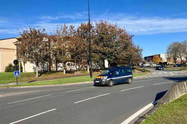 C'est au niveau de ce rond-point du Ponan à Pacé près de Rennes, que la voiture dans laquelle se trouvait un garçon de 5 ans, touché à la tête par une balle, s'est arrêtée pour appeler les secours.