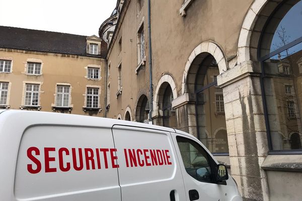 Un incendie d'origine électrique a touché l'Hôtel-Dieu de Bourg-en-Bresse (Ain), dimanche 14 mars: quelques personnels ont été pris en charge par les pompiers. Le musée attenant a été protégé par les sapeurs-pompiers, qui se sont préparés à devoir sauver les œuvres.