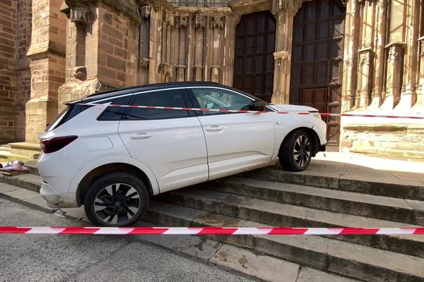 La voiture qui a fini sa course sur les marches de la cathédrale de Rodez