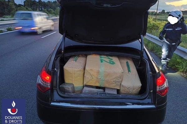 Au total, plus de 570 kg de résine de cannabis ont été saisis dans une voiture sont le conducteur a tenté de prendre la fuite à Lézignan Corbières dans l'Aude.