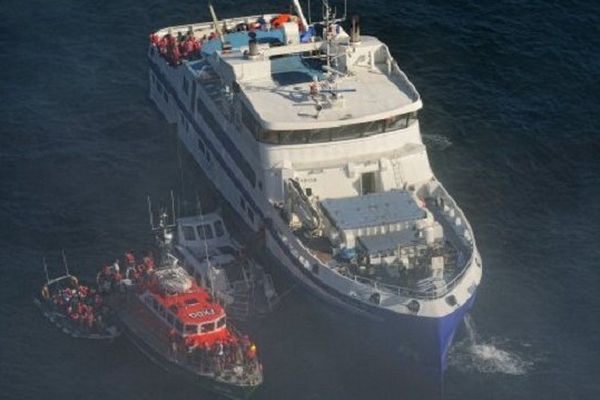 Le débarquement des passagers lors de l'échouement du Fromveur II, le 3/09/2013