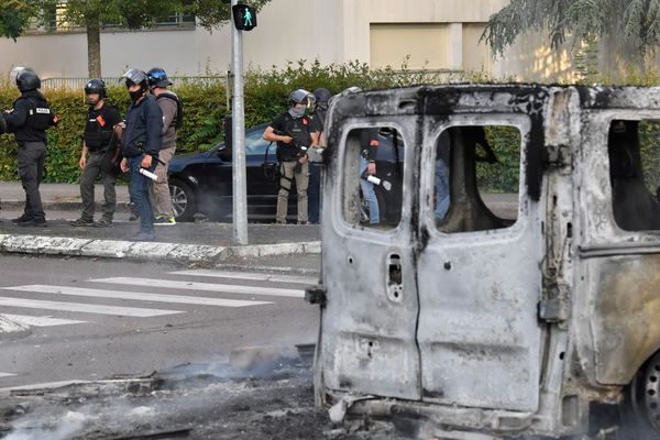 Gendarmes, policiers, CRS et forces du Raid ont été déployées dans le quartier des Grésilles, à Dijon, lundi 15 juin 2020, où se sont déroulés des affrontements violents.