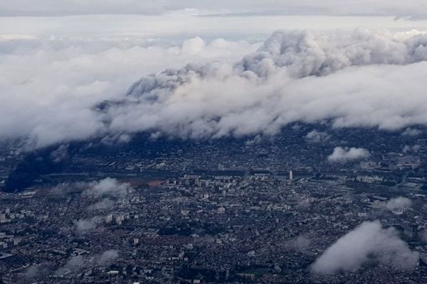 Incendie Lubrizol à Rouen : le nuage toxique de 22 km de long et 6 km de large vue d'un avion