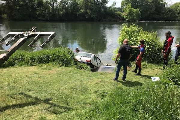 Le conducteur a plongé dans la rivière après avoir fait un tonneau 