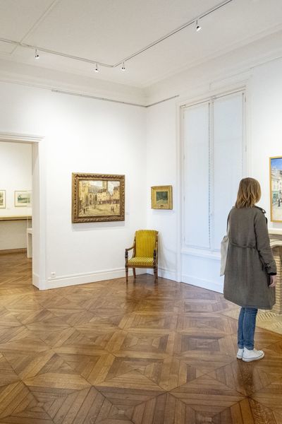 Une visiteuse regarde un tableau au musée Camille Pissaro de Pontoise (Val-d'Oise)