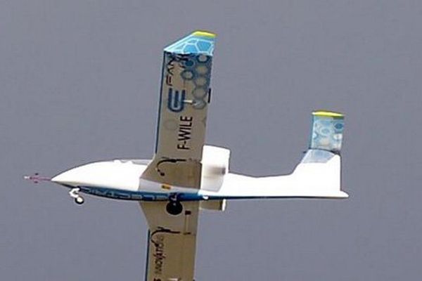 L'E-fan dans les airs entre l'Angleterre et le Pas-de-Calais ce vendredi.