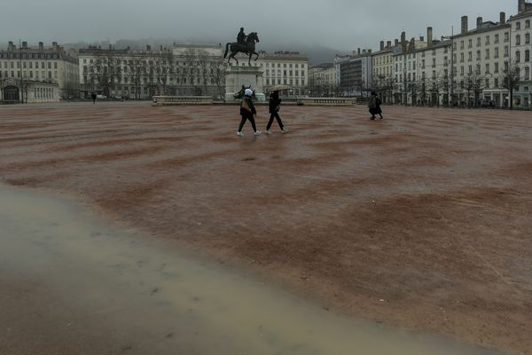 Météo maussade ce lundi 10 MAI 2021 et vigilance orange aux pluies et inondations sur 5 départements d'Auvergne Rhône-Alpes .... (image archives place Bellecour - Lyon)