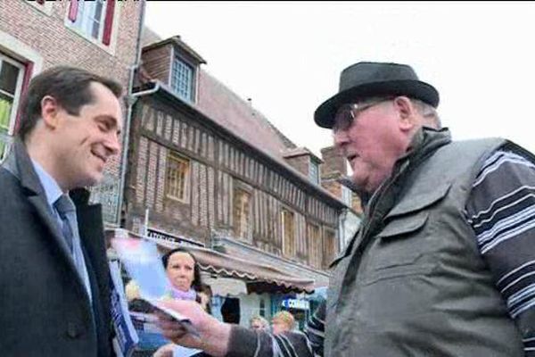 Le candidat FN Nicolas Bay au marché du Neubourg.