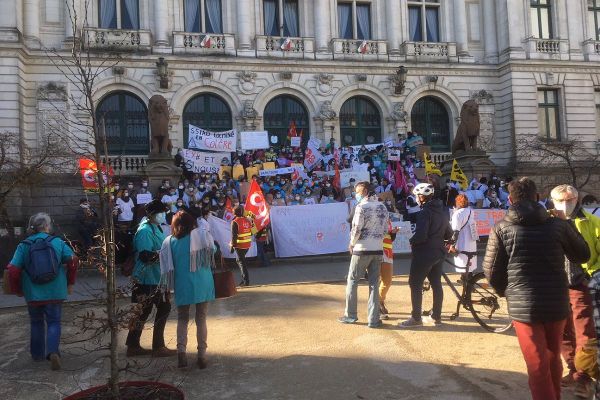 300 "oubliés" du Ségur de la santé sur les marches de la mairie à Vannes.