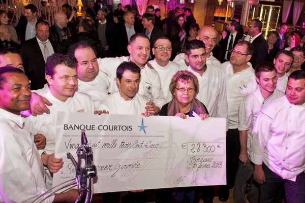 La remise d'un chèque de 28 300 € lors de la soirée en 2013 reversés à l’association girondine des resto du coeur.