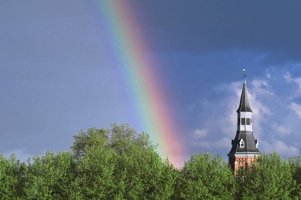 Rainbow and tower towering above trees | Arc-en-ciel et tour dominent les arbres