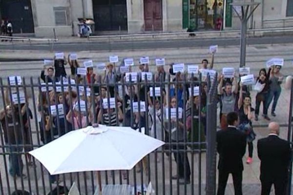 Montpellier - les intermittents manifestent devant le site du festival Montpellier Danse  - juin 2014.