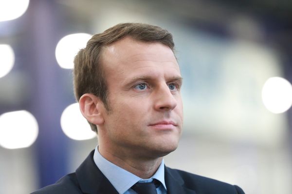 Emmanuel Macron en visite dans le groupe Krys, dans les Yvelines, mardi 18 avril 