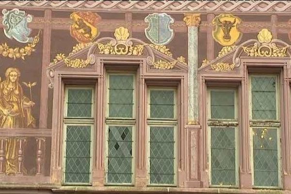 Le mur peint de la façade de l'hôtel de ville de Mulhouse