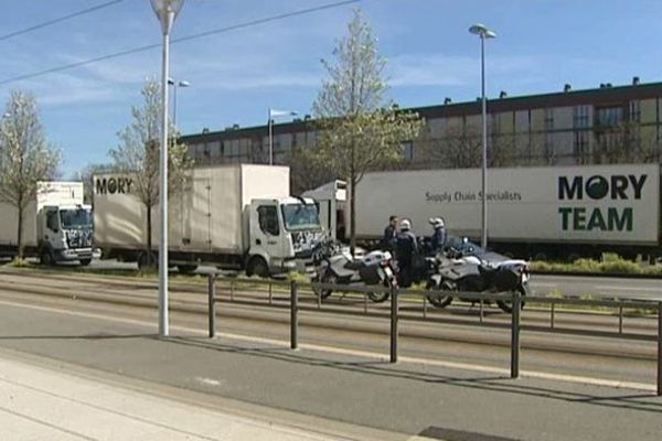 Les camions Mory Global devant le conseil régional d'Auvergne le 8 avril