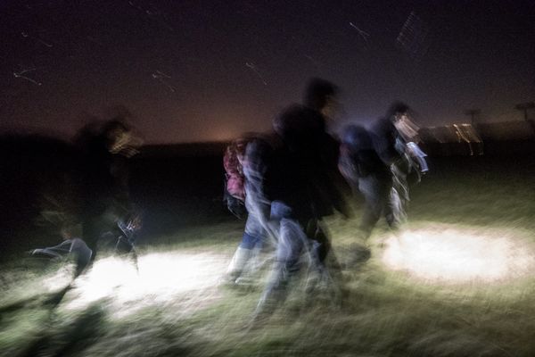 [Des réfugiés marchent dans la nuit pour tenter de passer la frontière entre la Serbie et la Roumanie en mai 2019]