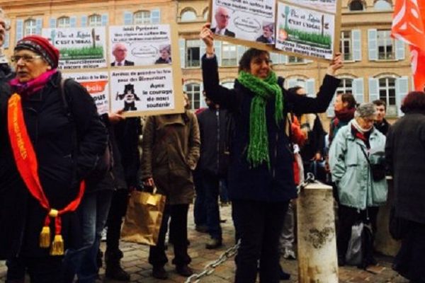 Les agriculteurs bio et leurs soutiens devant la préfecture de la Haute-Garonne 