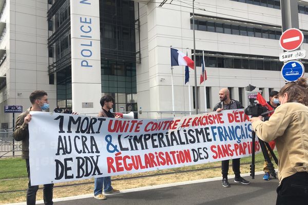 Une cinquantaine de personnes s'est réunie devant le Centre de rétention administrative de Bordeaux pour la défense des droits des étrangers.