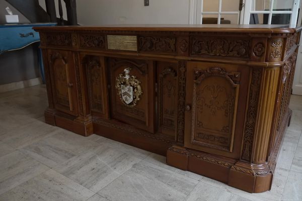 La réplique du Resolute desk pèse près de 100kg, son aspect massif impressionne mais il est finement sculpté.